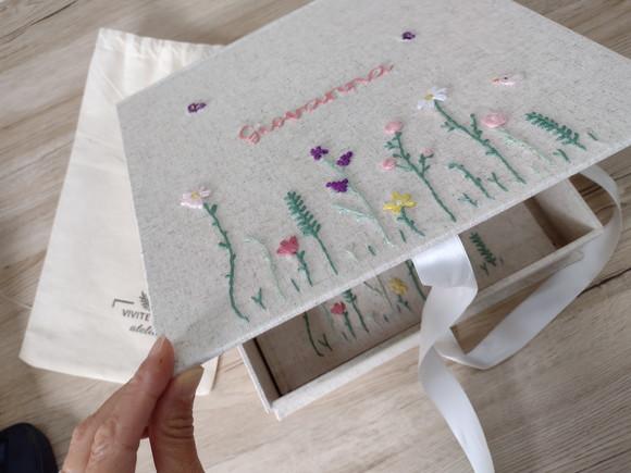 Livro do Bebê com Caixa Jardim Rosa Bordado a Mão