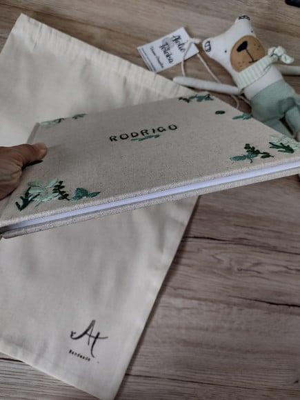 Livro do Bebê Folhinhas Bordado a Mão