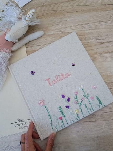 Livro do Bebê Jardim Bordado a Mão