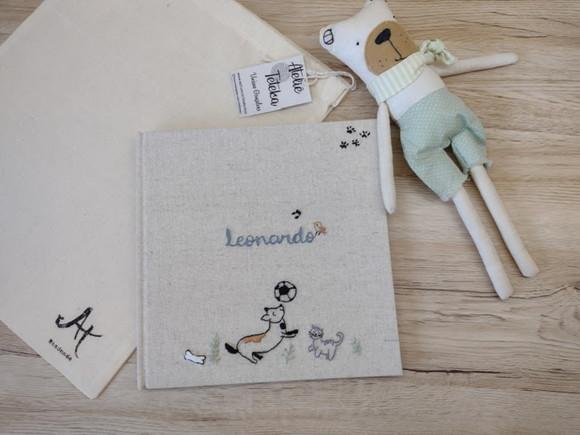 Livro do Bebê Pets Bordado a Mão