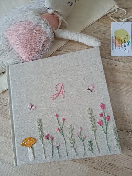 Livro do Bebê Tulipas e Cogumelos Bordado a Mão
