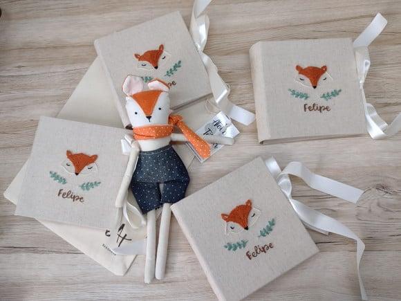 Mini Álbum Raposinha 15x15cm Bordado à Mão