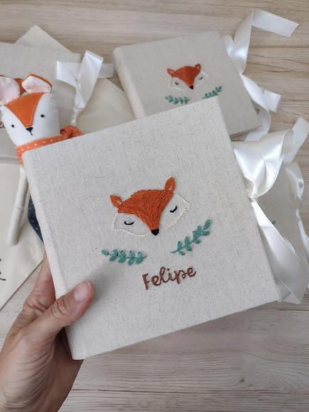 Mini Álbum Raposinha 15x15cm Bordado à Mão