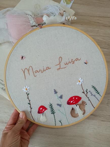Porta Maternidade Jardim Cogumelos Bordado a Mão 25cm