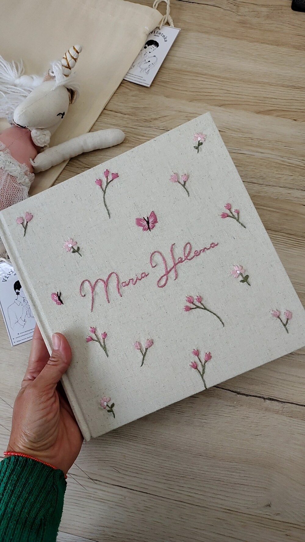 Livro do bebê flores e borboletas bordado a mão
