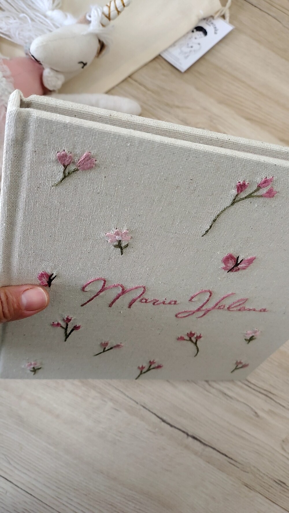 Livro do bebê flores e borboletas bordado a mão