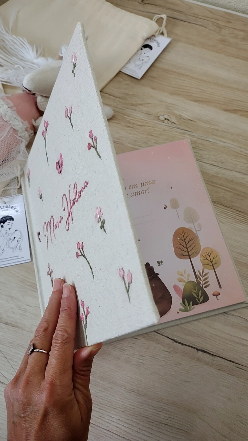 Livro do bebê flores e borboletas bordado a mão