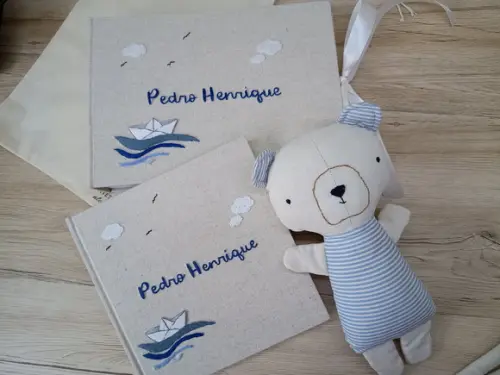 Álbum A4 Paisagem + Livro do Bebê Bordado Barquinho de Papel