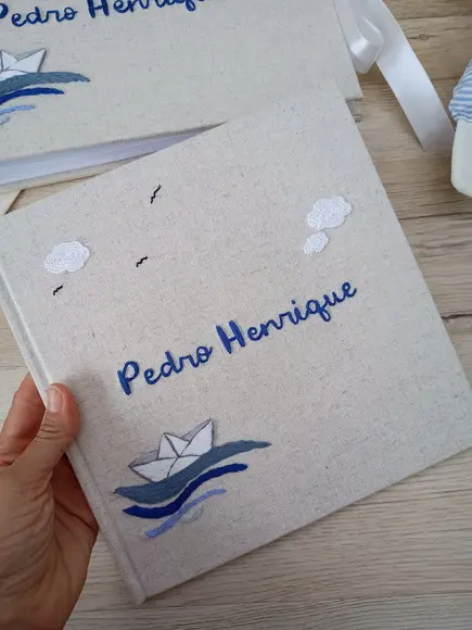 Álbum A4 Paisagem + Livro do Bebê Bordado Barquinho de Papel