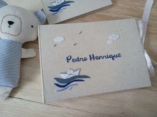 Álbum A4 Paisagem + Livro do Bebê Bordado Barquinho de Papel