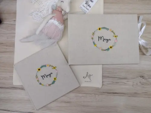 Álbum A4 Paisagem + Livro do Bebê Bordado Moldura Floral