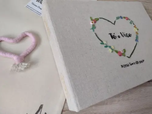 Álbum de Fotos Casal Coração Flores Bordado a Mão