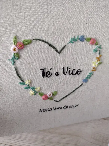 Álbum de Fotos Casal Coração Flores Bordado a Mão