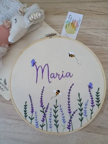 Bastidor Porta Maternidade Lavandas Bordado a Mão 25cm