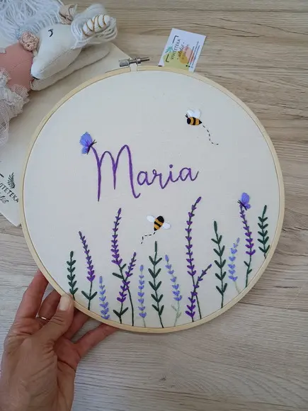 Bastidor Porta Maternidade Lavandas Bordado a Mão 25cm