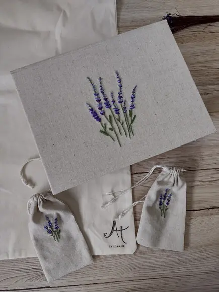 Caixa Artesanal Bordada Lavandas