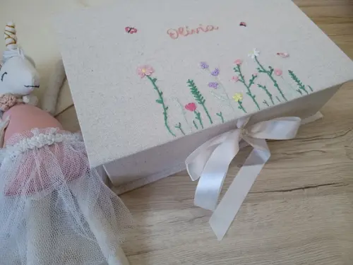 Caixa Jardim Lilás Bordada a Mão 30x20x8