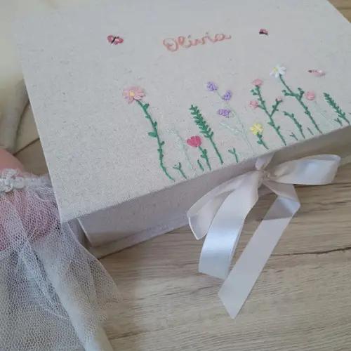 Caixa Jardim Lilás Bordada a Mão 30x20x8