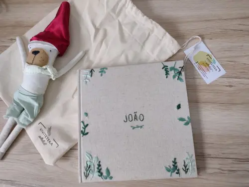 Caixa para Livro do Bebê Folhinhas Bordado a Mão