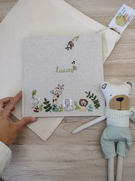 Kit Livro do Bebê + Porta Caderneta Vacina Safari Bord Mão