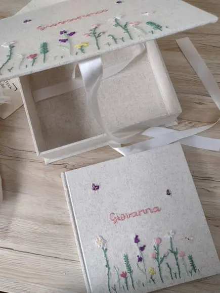 Livro do Bebê com Caixa Jardim Rosa Bordado a Mão