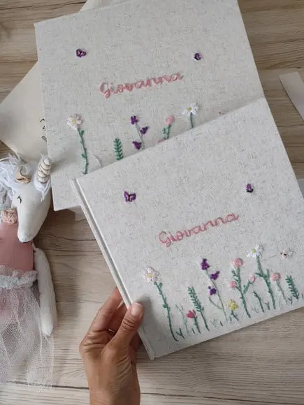 Livro do Bebê com Caixa Jardim Rosa Bordado a Mão