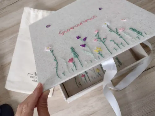 Livro do Bebê com Caixa Jardim Rosa Bordado a Mão