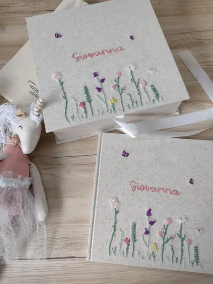 Livro do Bebê com Caixa Jardim Rosa Bordado a Mão