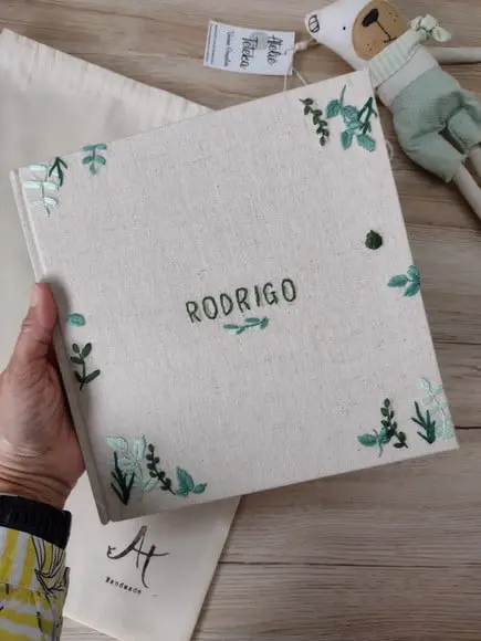 Livro do Bebê Folhinhas Bordado a Mão
