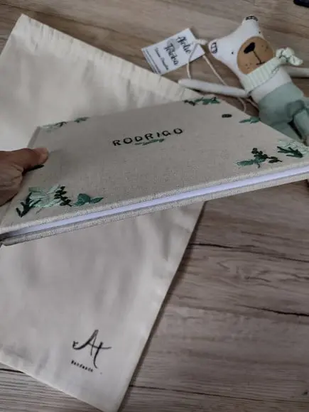 Livro do Bebê Folhinhas Bordado a Mão