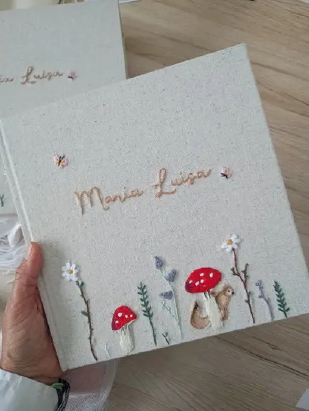 Livro do Bebê e Caixa Jardim Cogumelo e Esquilo Bordado Mão