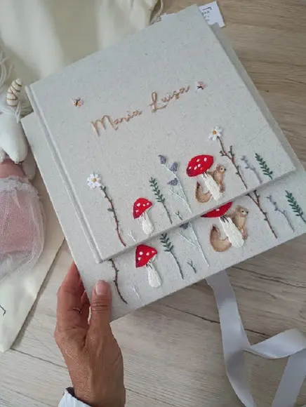 Livro do Bebê e Caixa Jardim Cogumelo e Esquilo Bordado Mão