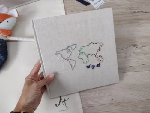 Livro do Bebê Mapa Mundi Bordado a Mão