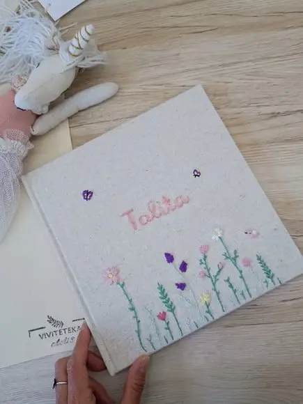 Livro do Bebê Jardim Bordado a Mão