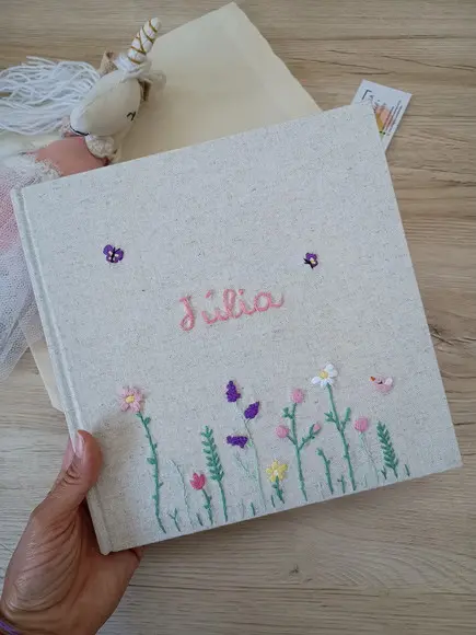 Livro do Bebê Jardim Bordado a Mão