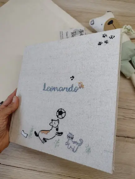 Livro do Bebê Pets Bordado a Mão