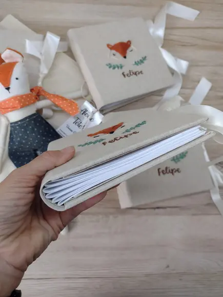 Mini Álbum Raposinha 15x15cm Bordado à Mão