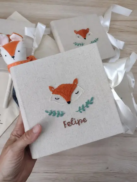 Mini Álbum Raposinha 15x15cm Bordado à Mão