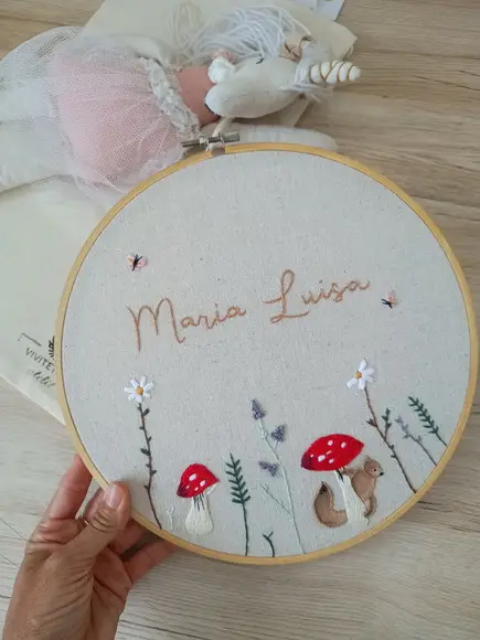 Porta Maternidade Jardim Cogumelos Bordado a Mão 25cm
