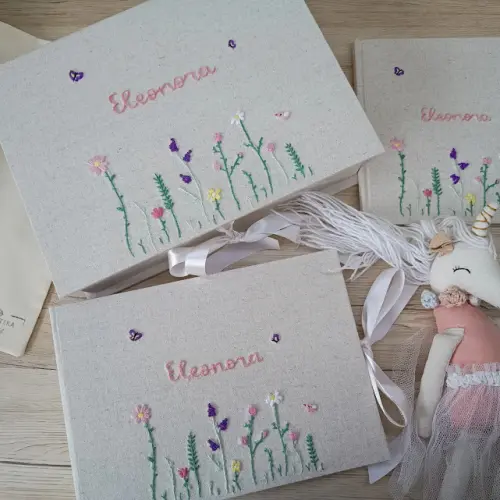 Kit caixa, álbum e livro do bebê bordado jardim