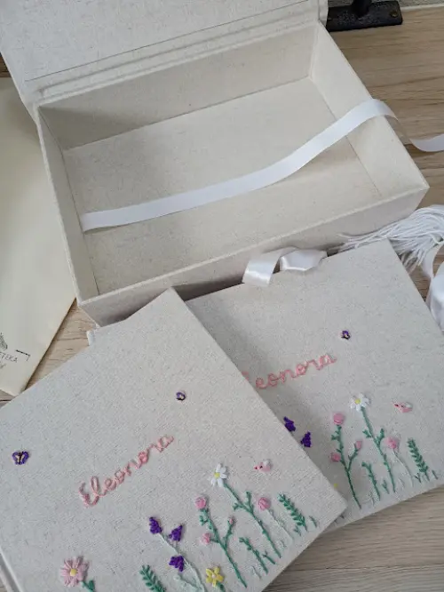 Kit caixa, álbum e livro do bebê bordado jardim