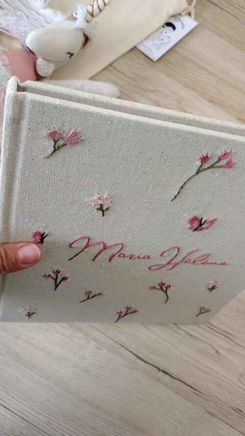 Livro do bebê flores e borboletas bordado a mão