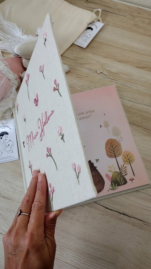 Livro do bebê flores e borboletas bordado a mão
