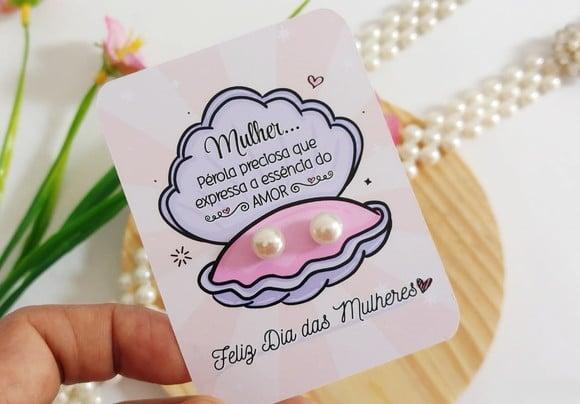 Lembrancinha Dia das Mulheres Tag com Brinco Pérola