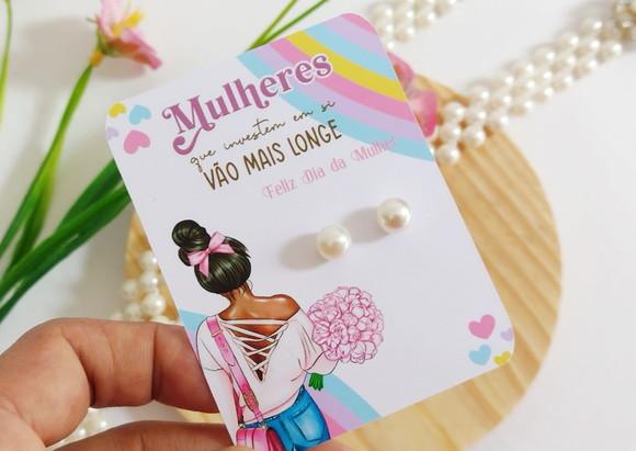 Lembrancinha Dia das Mulheres Tag com Brinco Pérola