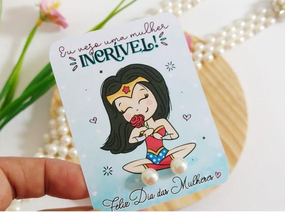 Lembrancinha Dia das Mulheres Tag com Brinco Pérola