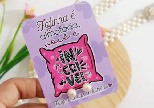 Lembrancinha Dia das Mulheres Tag com Brinco Pérola