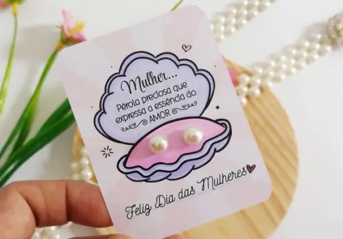 Lembrancinha Dia das Mulheres Tag com Brinco Pérola