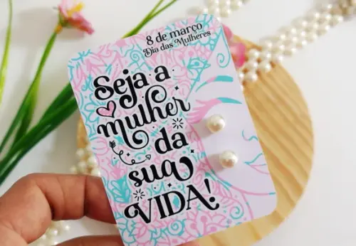Lembrancinha Dia das Mulheres Tag com Brinco Pérola
