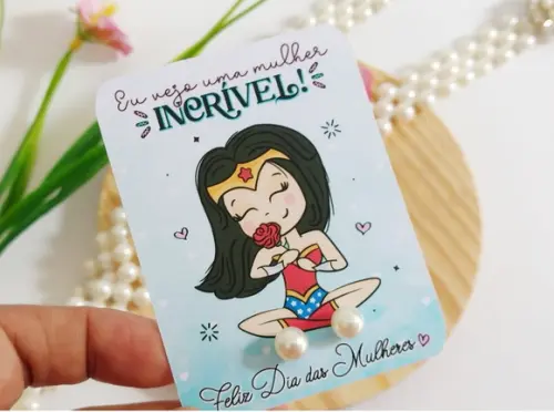 Lembrancinha Dia das Mulheres Tag com Brinco Pérola